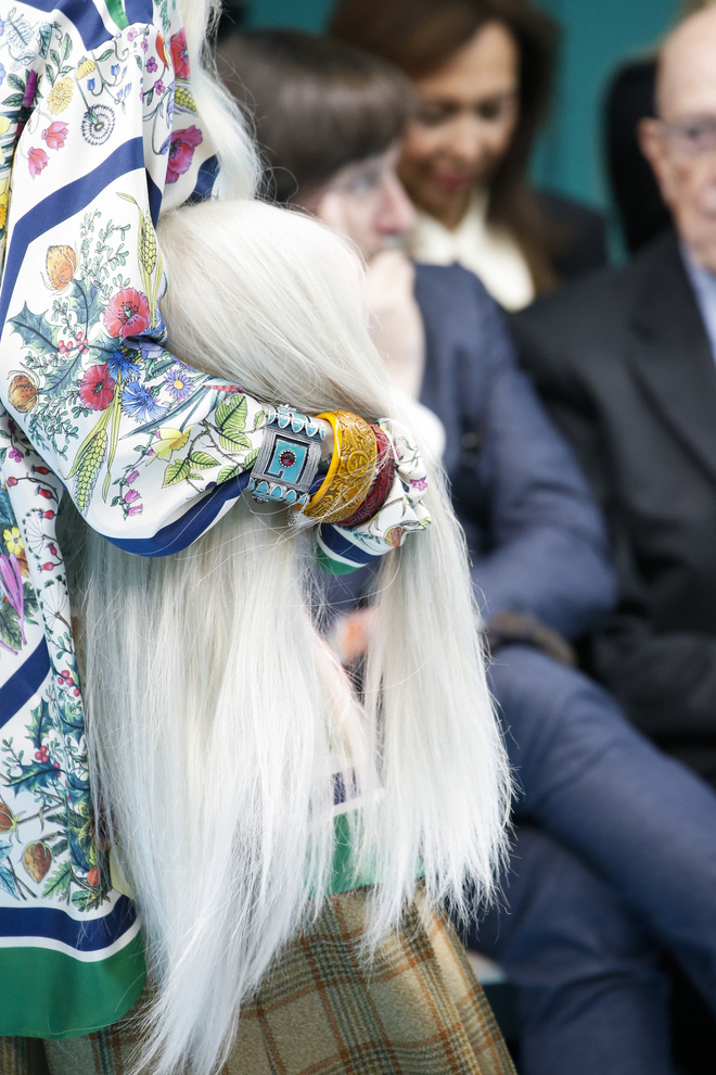 Show mới của Gucci dị quên lối về: Người mẫu ôm... thủ cấp để catwalk, kẻ lại vác nguyên con rồng